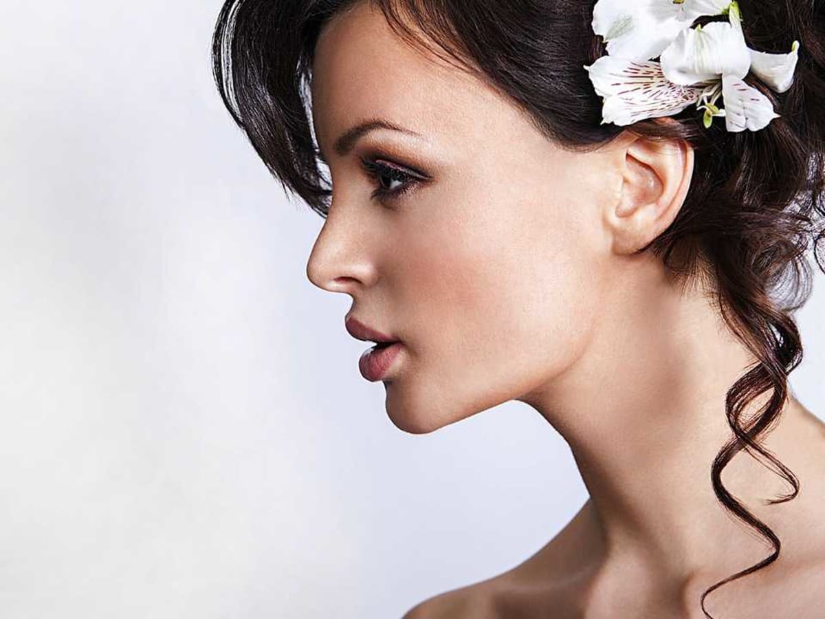5 Wedding Day Hairstyle Ideas for Medium-Length Hair - Howcast 5 Wedding Day Hairstyle Ideas for Medium-Length Hair - Howcast