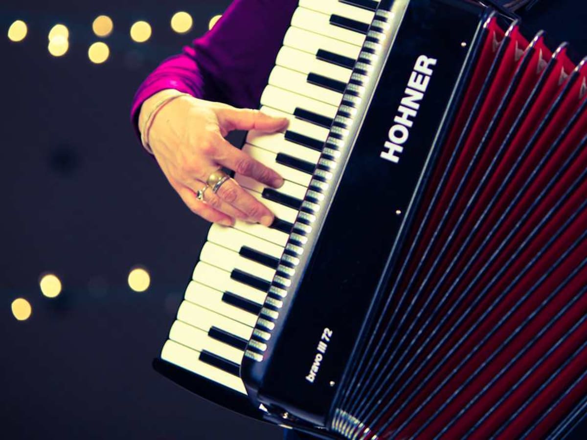 Learn to new arrivals play piano accordion
