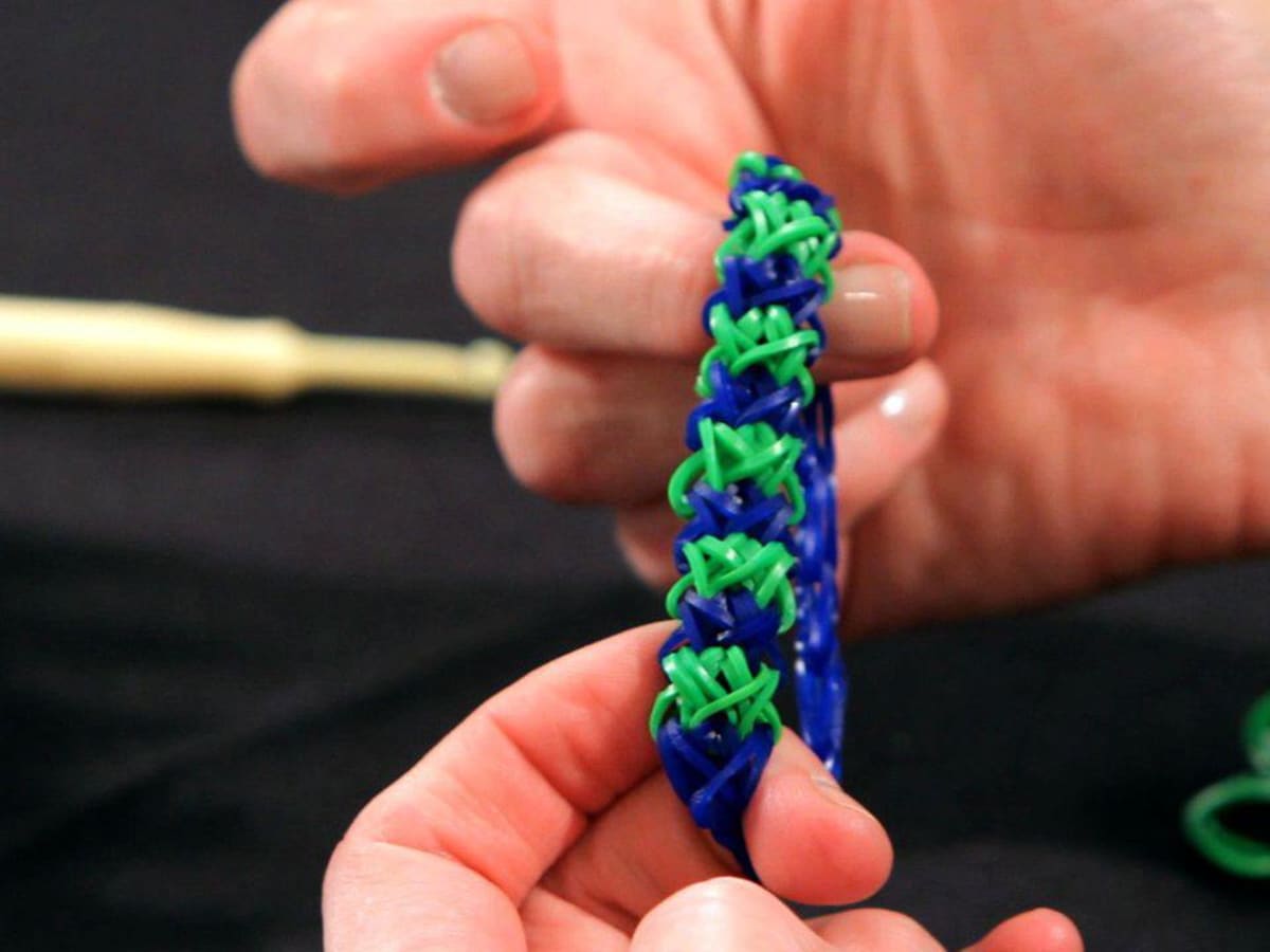 Double cross outlet fishtail rainbow loom