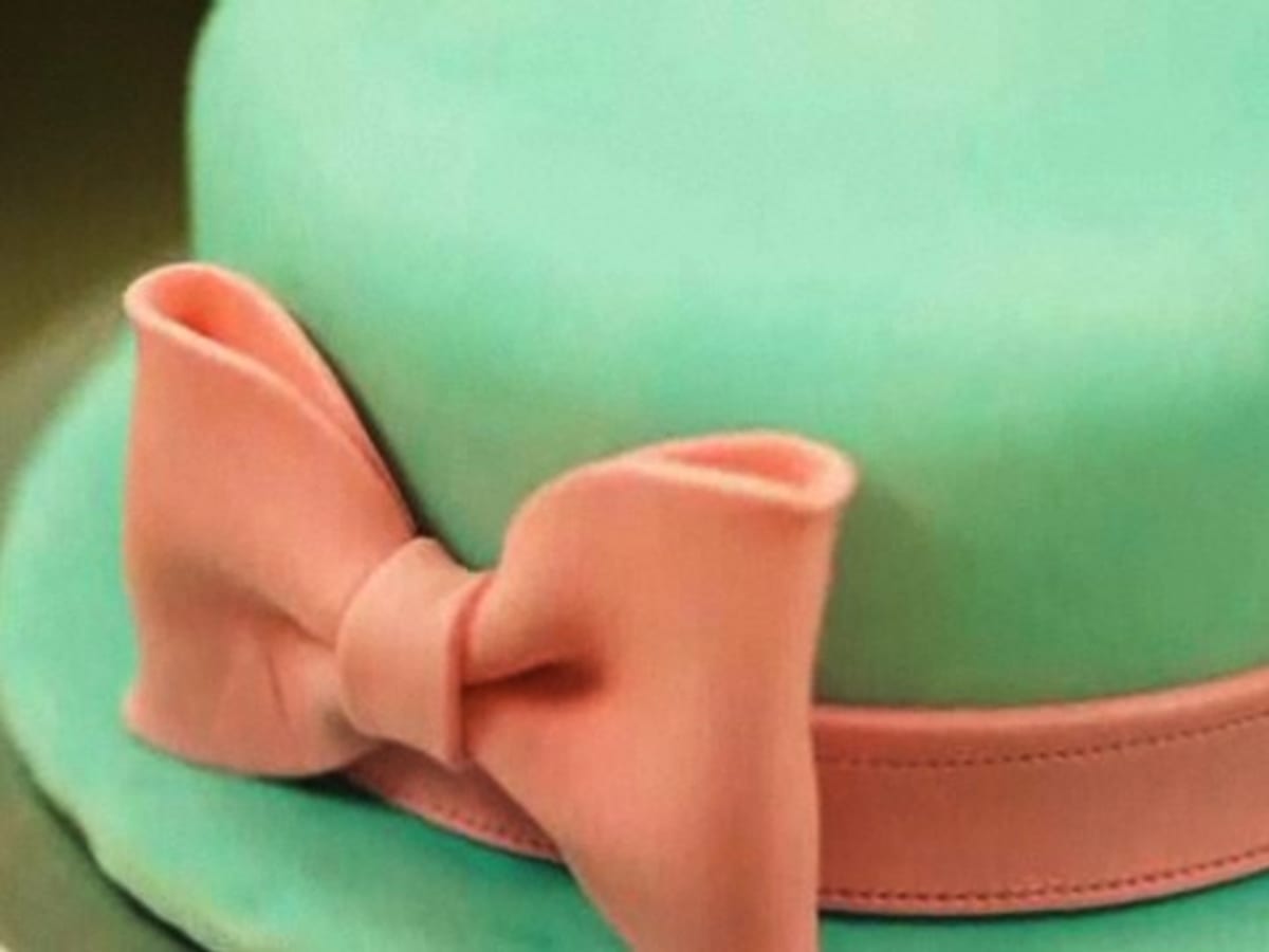 How to Make a Fondant Ribbon Bow for a Cake Howcast