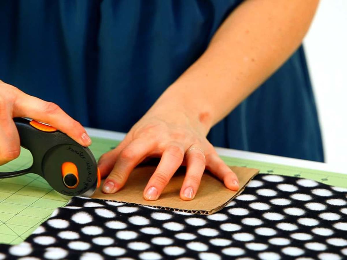 How to Cut Corners for Easy No Sew Fleece Blanket Howcast