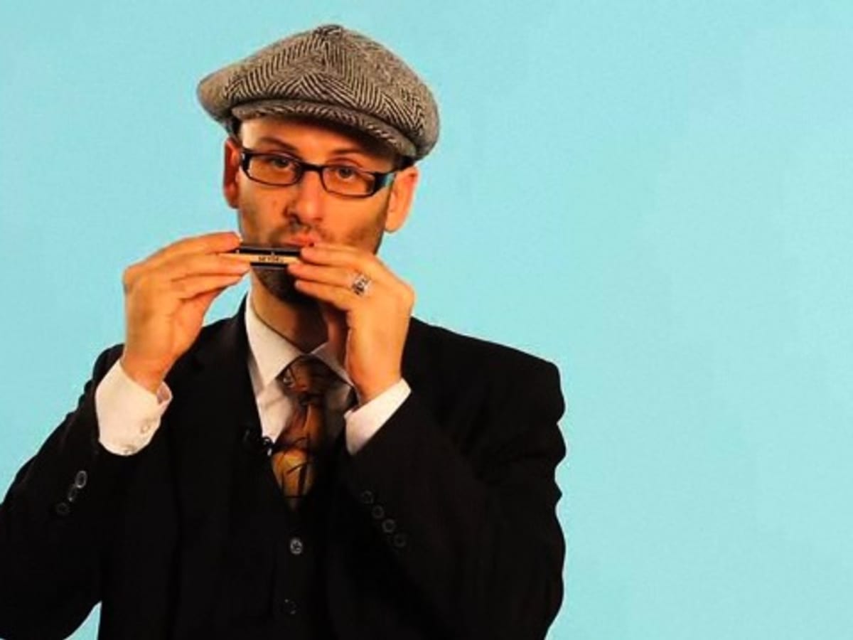 Play the harmonica discount