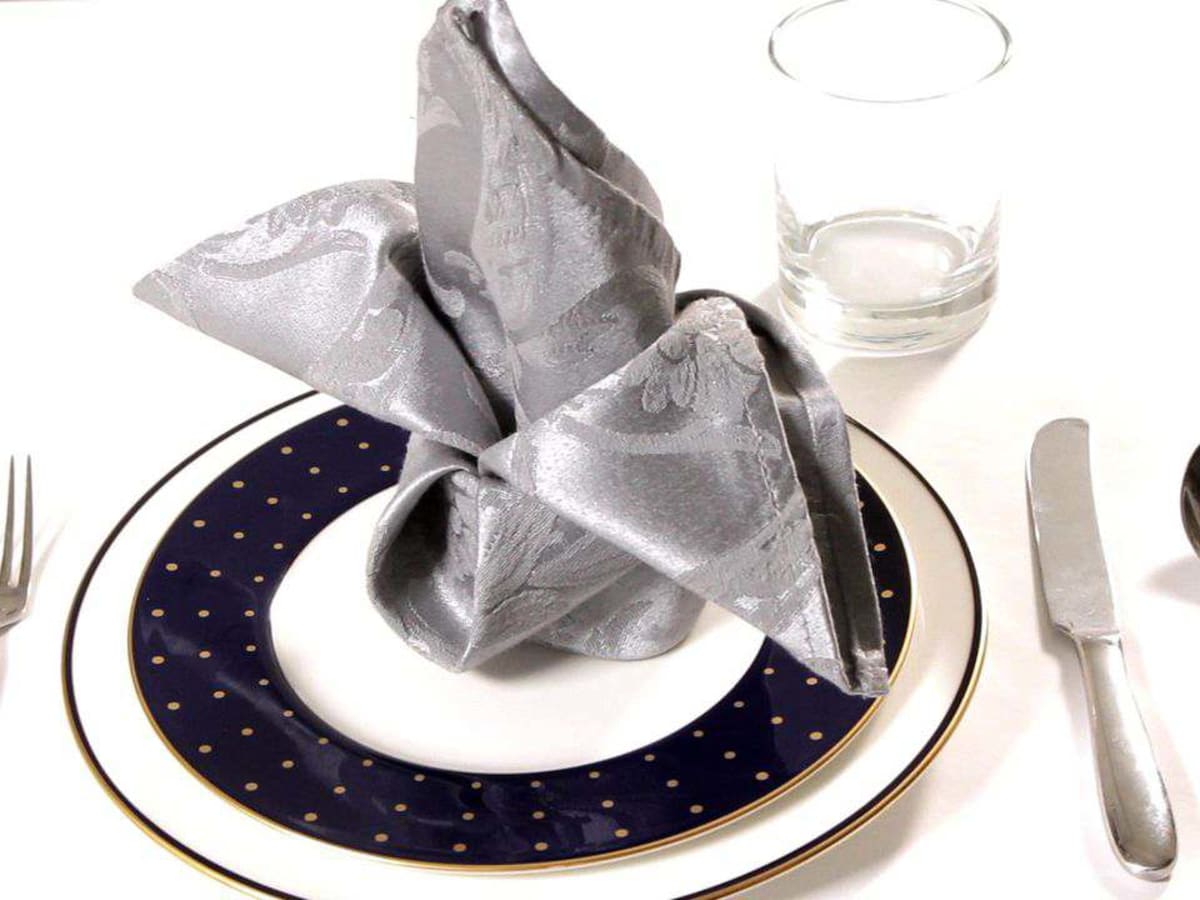 Napkin outlet folding crown