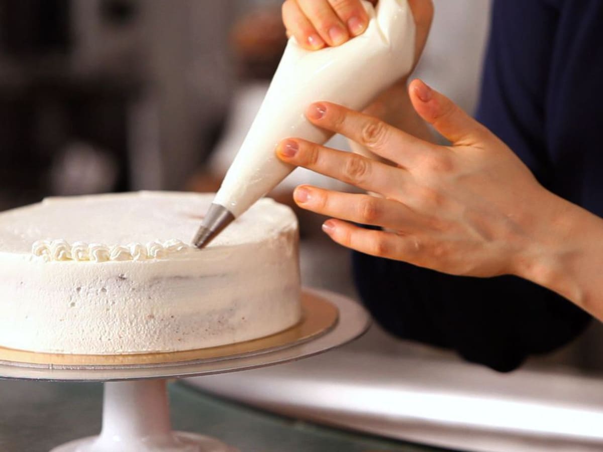 How to pipe sale edge of cake