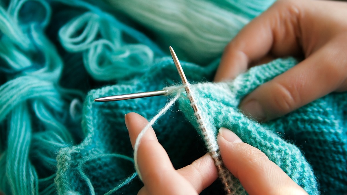 Howcast Knitting / Adding beads to a knitted fabric is a fun technique