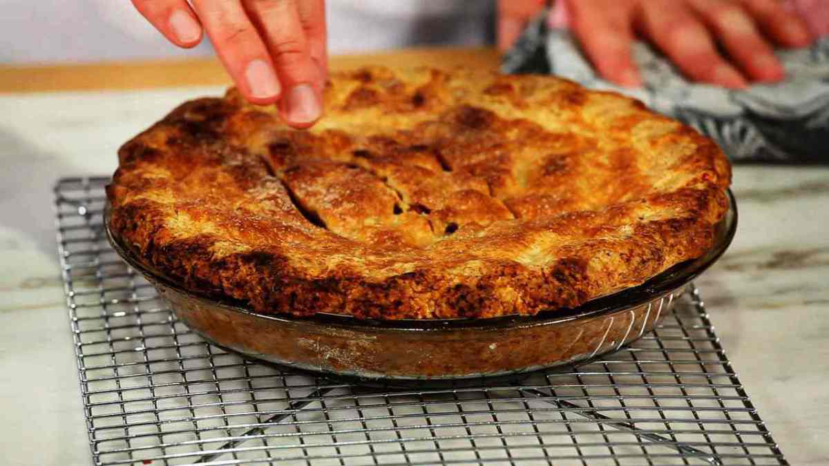 What Temperature To Bake An Apple Pie - Crumb Topped Apple Pie - Bake Now or Freeze for Later | An ... : Slide on to a serving plate, dust with caster sugar and serve.