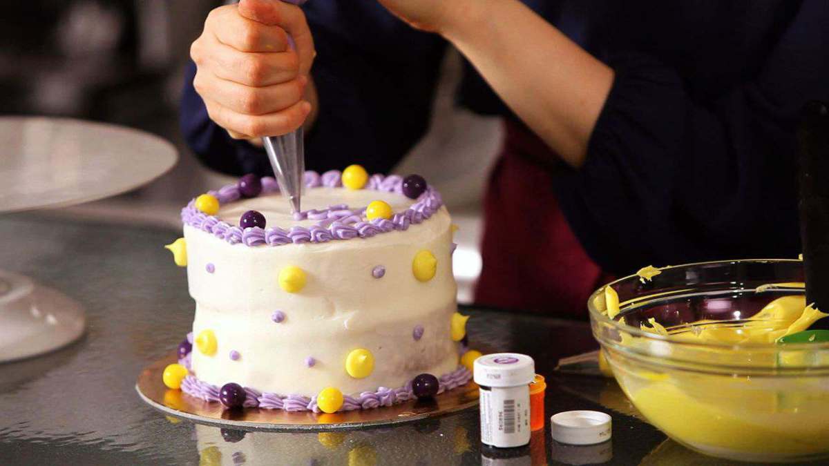 how to write on a birthday cake with frosting howcast the best