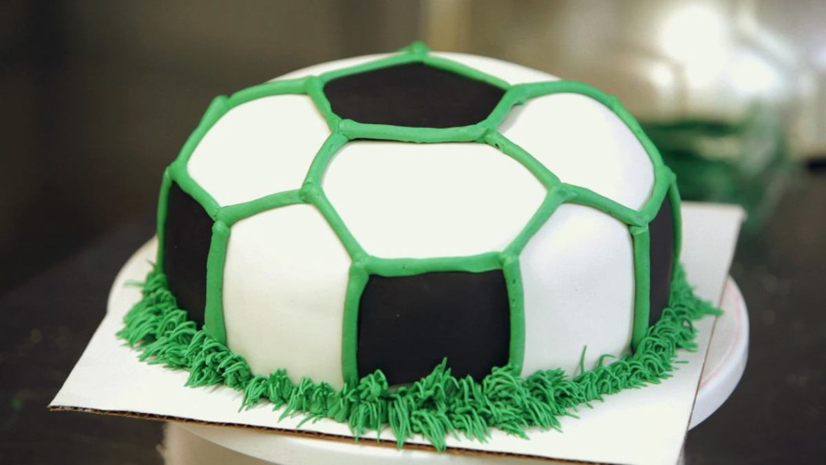 How To Make Buttercream Grass For A Soccer Ball Cake Howcast