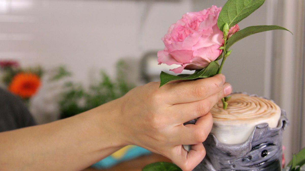 Lesson 10: Decorating with Real Flowers - Howcast