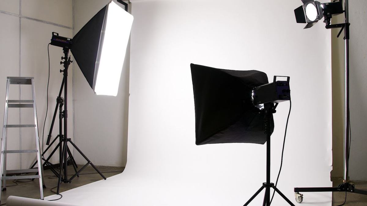 How to Set Up Studio Lighting for White Backgrounds - Howcast