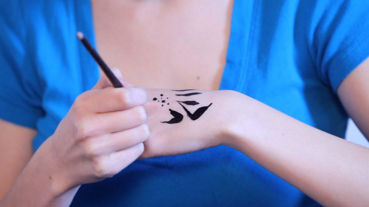 How To Do Basic Brush Strokes For Face Painting Howcast how-to-do-basic-brush-strokes-for-face-painting-howcast