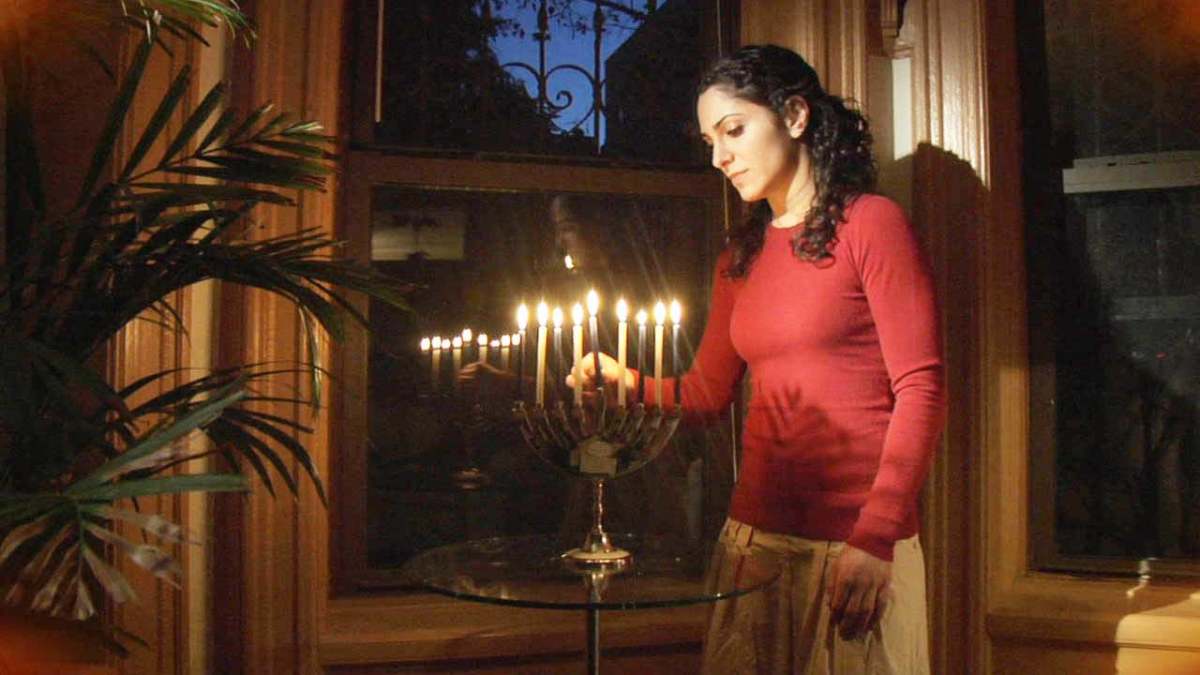 how to light the menorah during hanukkah