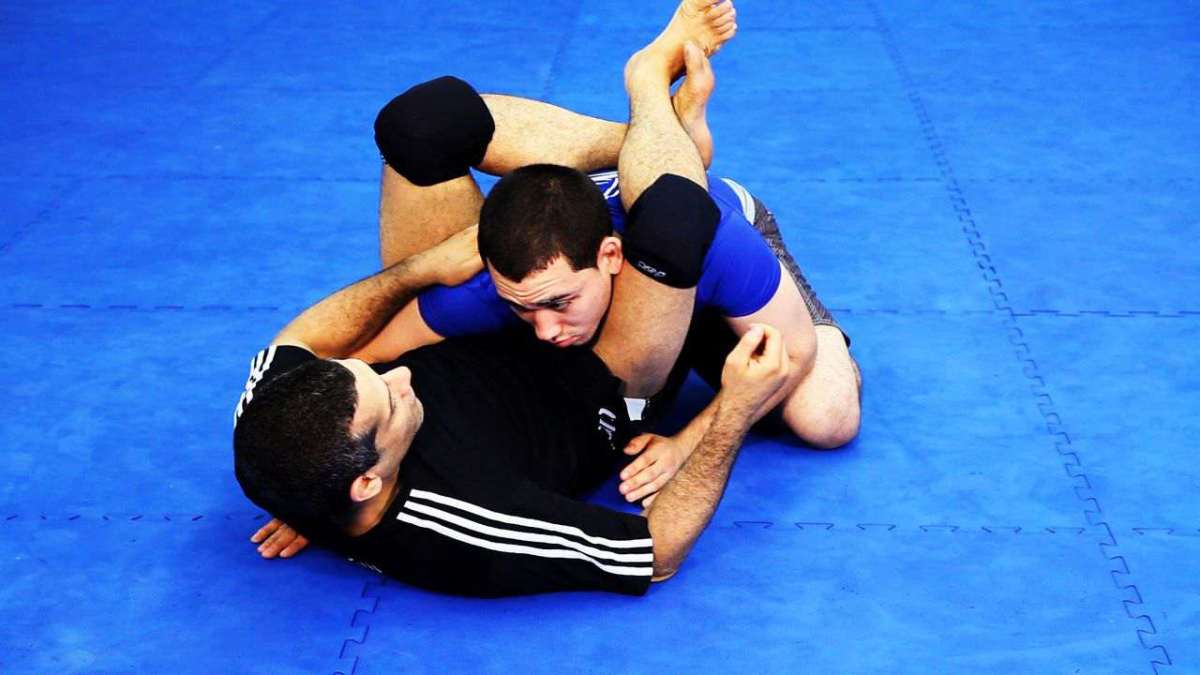 How to Do the Triangle Choke in MMA Fighting Howcast