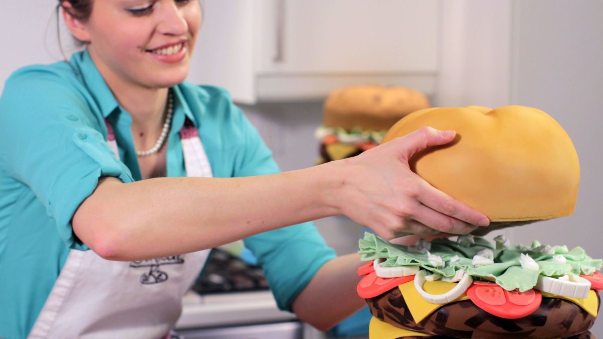 Lesson 10 Stacking and Supporting the Cake Howcast