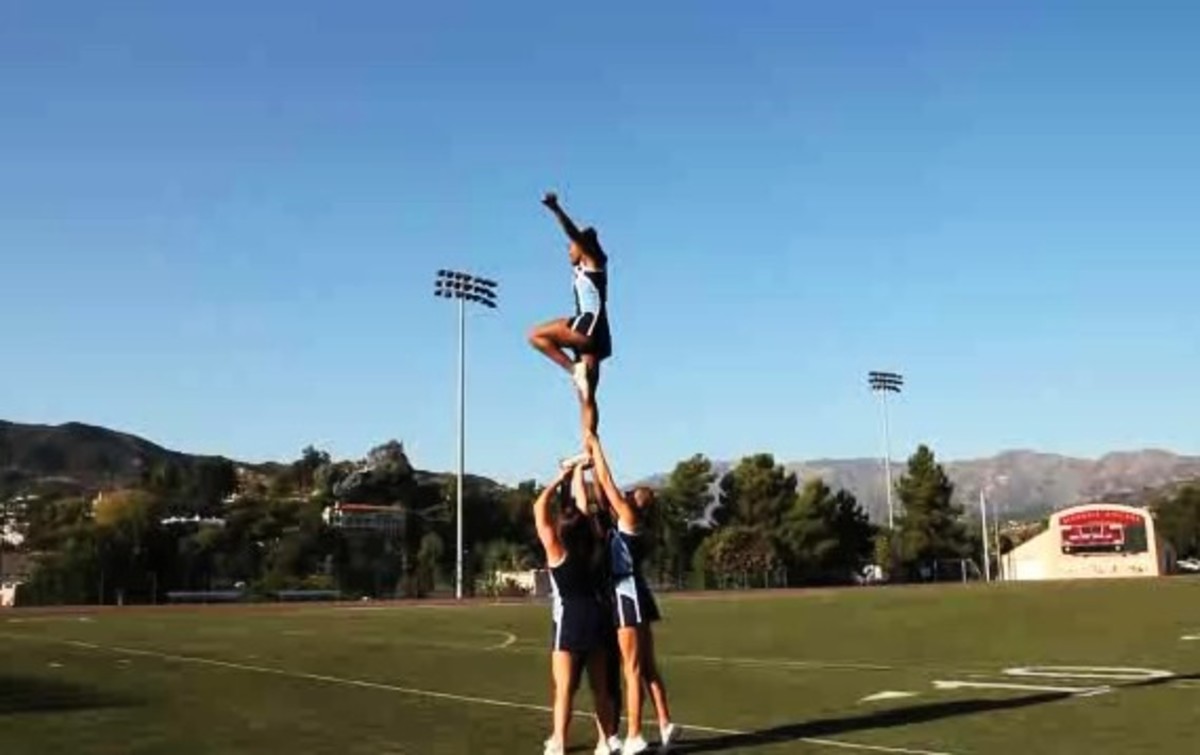 How to Do a Liberty Stunt in Cheerleading - Howcast
