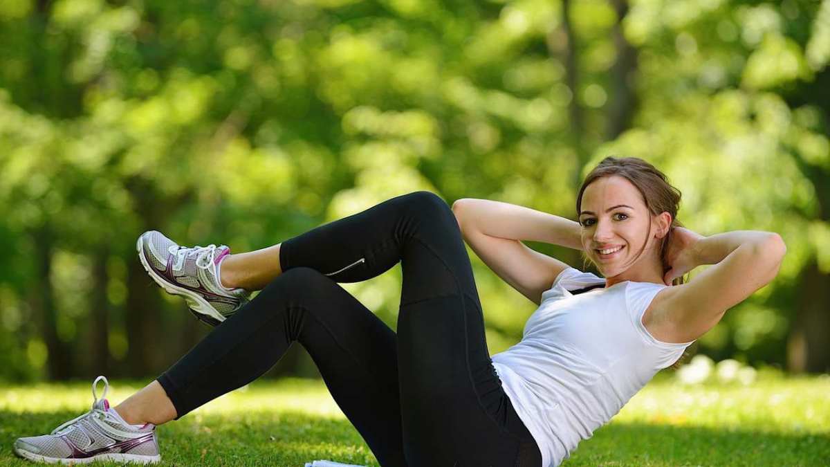 Relaxing exercises. Физическая нагрузка на даче. Healthy Lifestyle Spa. Sport Performance. Как выглядит девушка ЗОЖ.