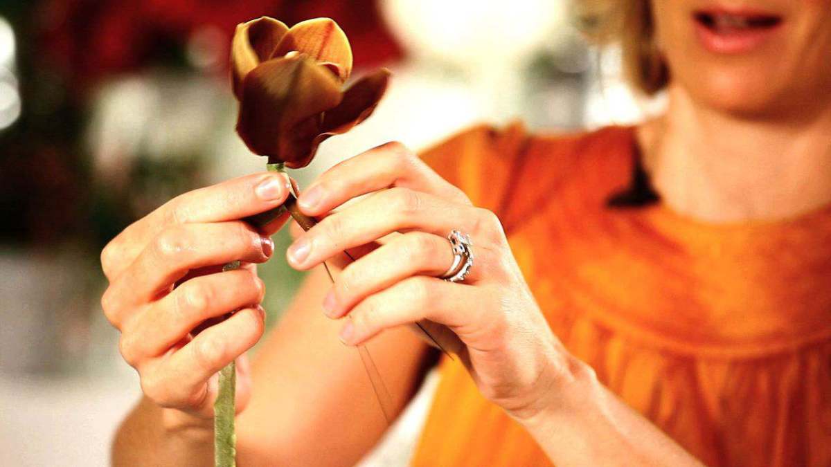 How to Use Floral Tape in a Wire Floral Arrangement Howcast