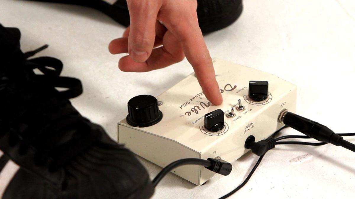 How to Create a Hendrix Sound with a Wah Pedal Howcast