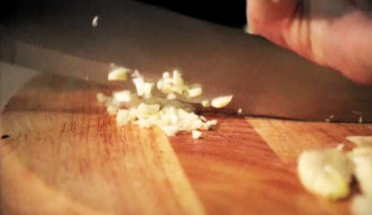 How to Mince Garlic Howcast