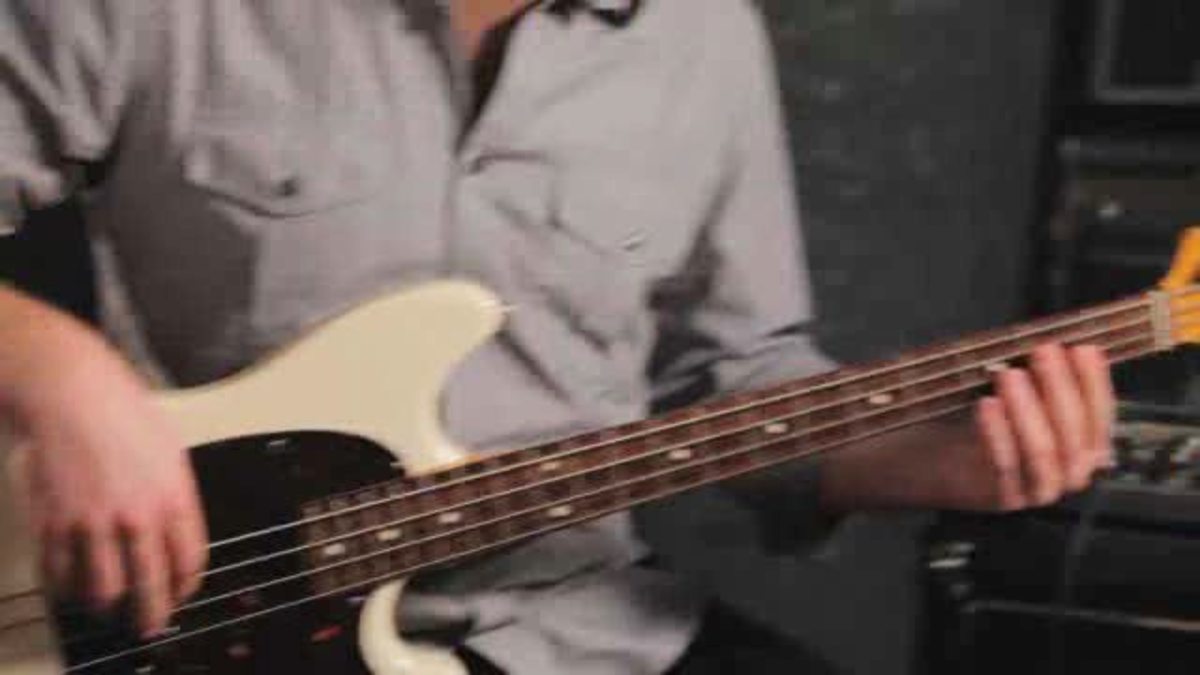 guitar bass hold sitting properly play while howcast minor