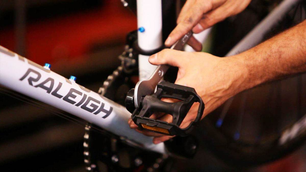 How to Remove & Install Bicycle Pedals Howcast