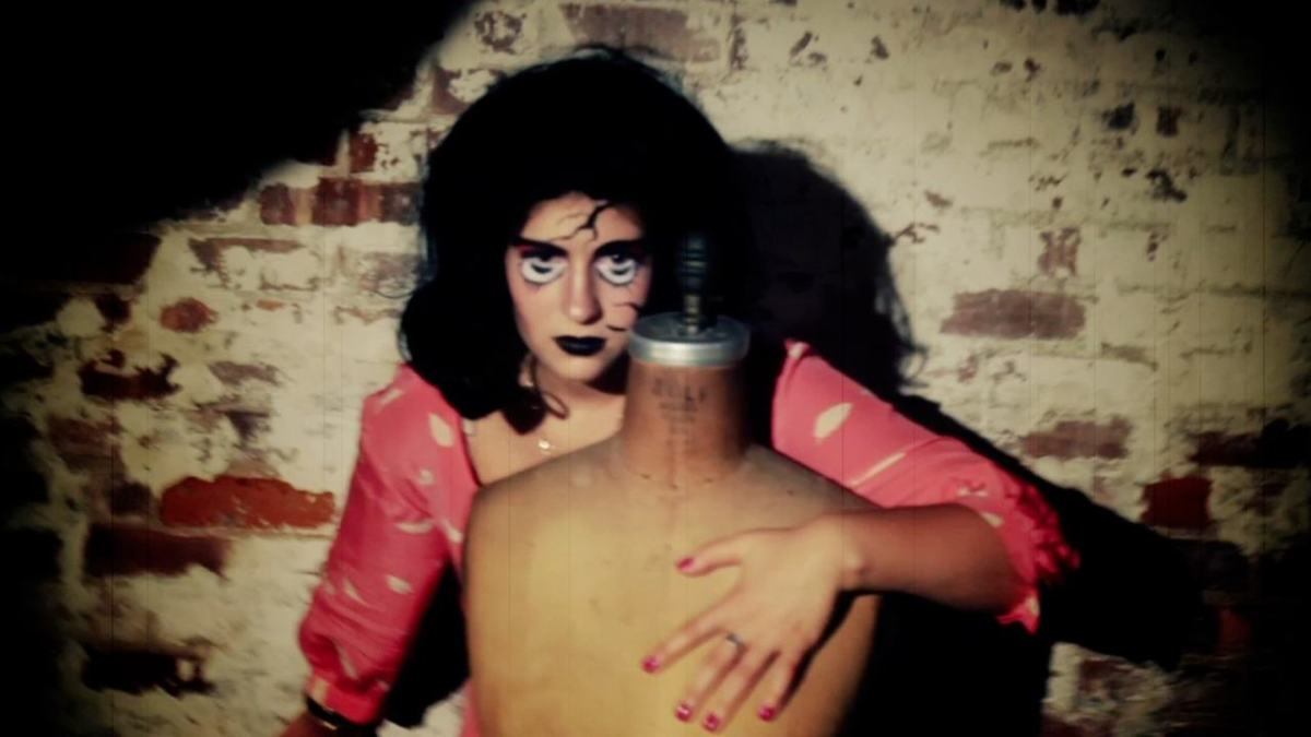hot to do a cracked doll makeup hot to do a cracked doll makeup