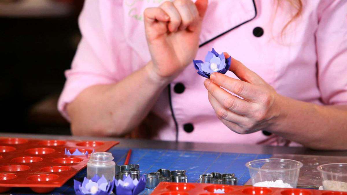 How to Make an Easy Sugar Paste Flower Howcast