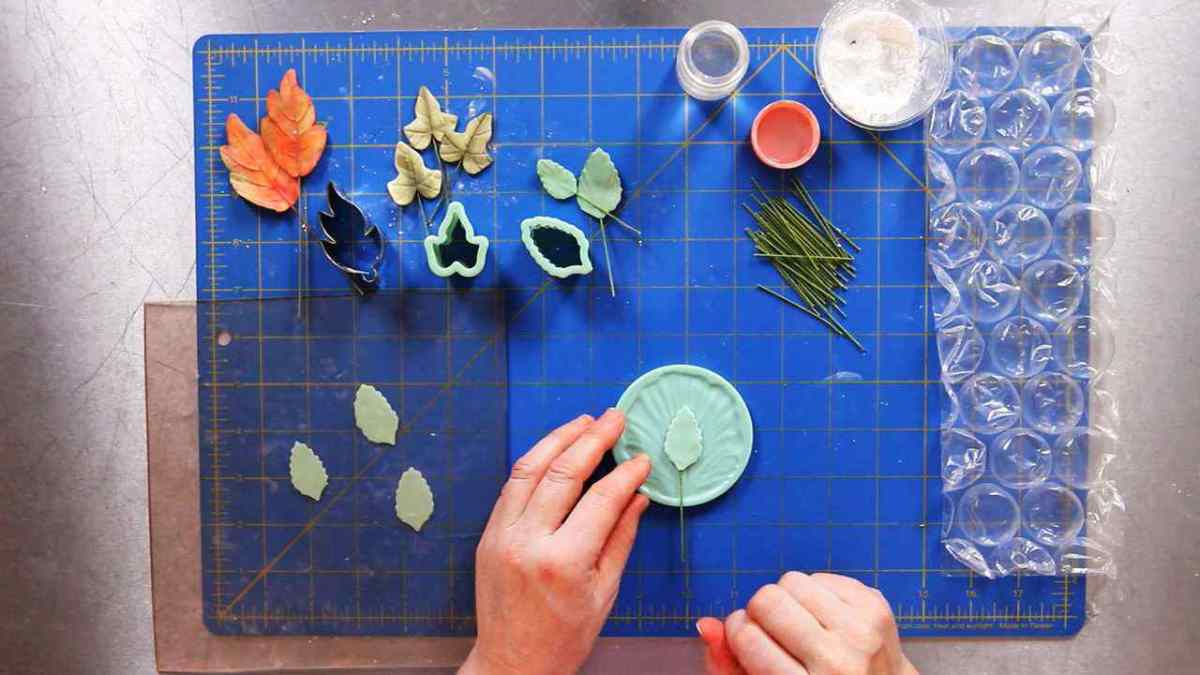 How to Make Sugar Paste Leaves Howcast