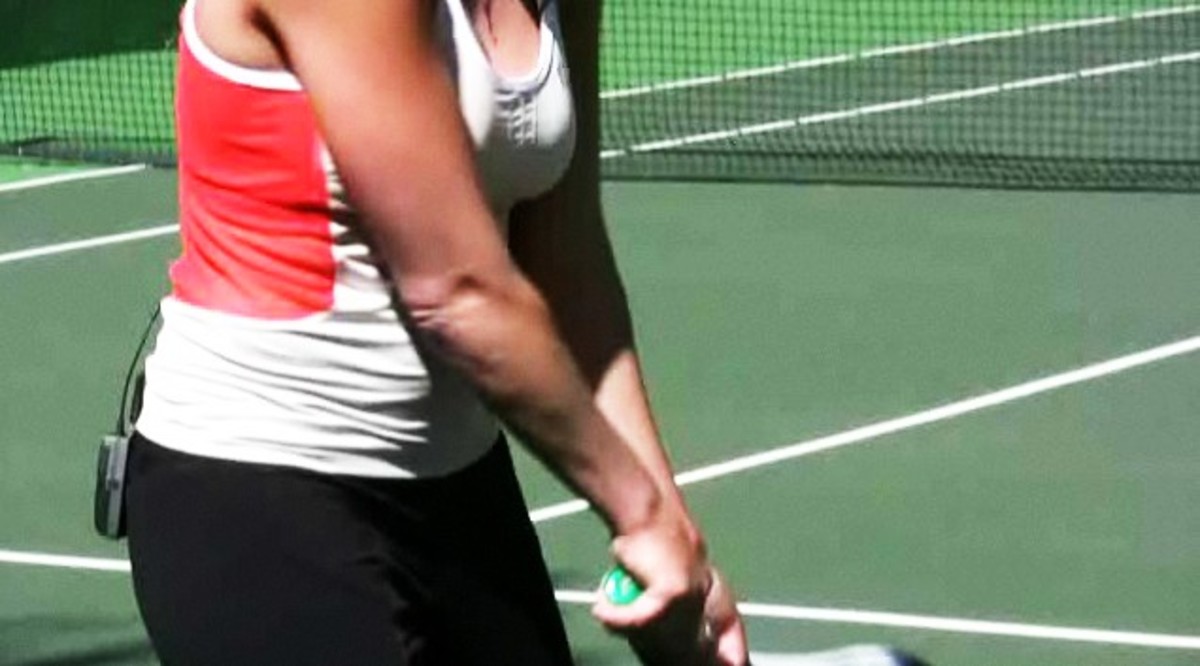 How to Pick between OneHanded & TwoHanded Tennis Backhand Howcast