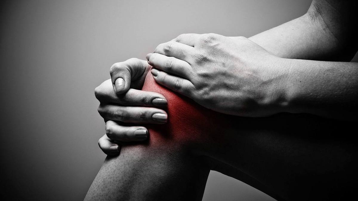 Should I use Ice or Heat to Relieve Knee Pain? Howcast