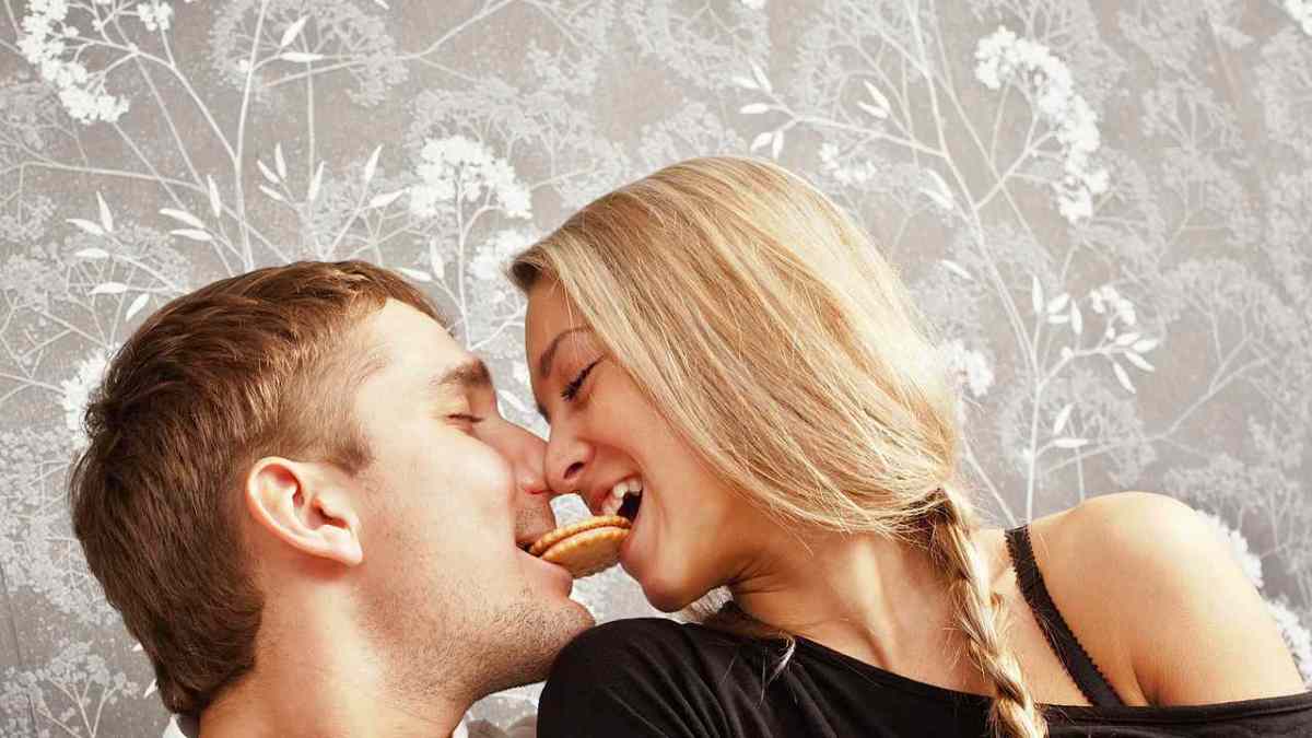 5 Kissing Game Tips - Howcast 5 Kissing Game Tips - Howcast