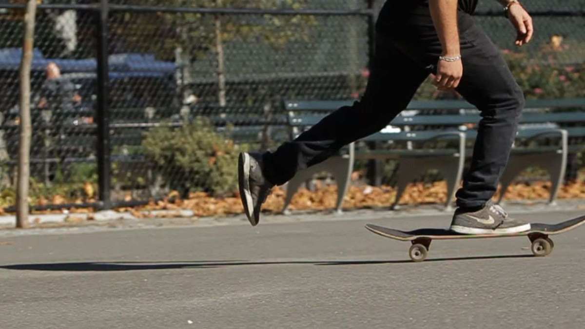 How to Push on a Skateboard - Howcast