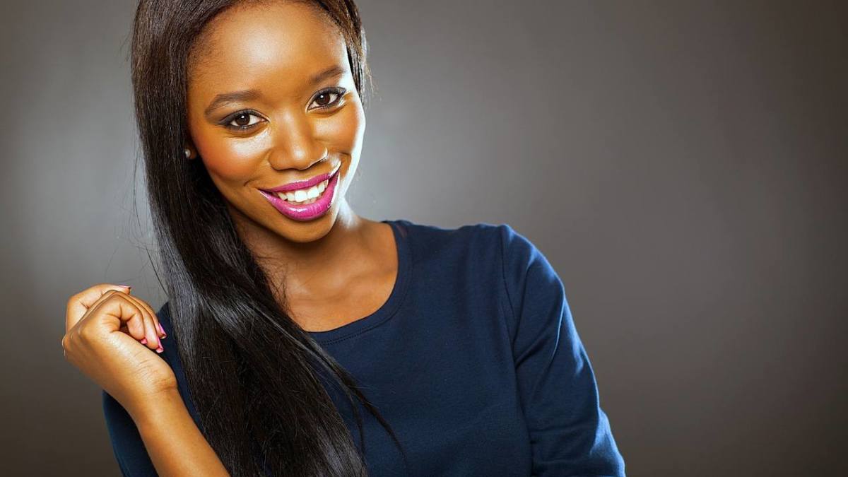 Pros Cons Of The No Braids No Glue Hair Weave Technique Howcast